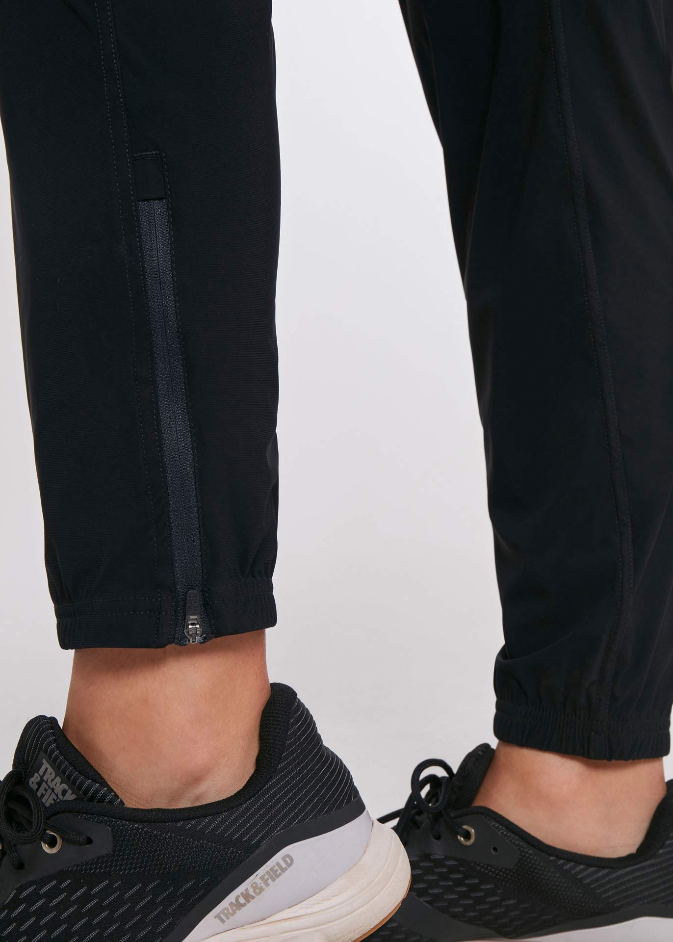 À propos : Pantalon en tissu plat avec élasthanne, taille avec élastique intégré, cordon de serrage interne, poches latérales, empiècement dos et logo ton sur ton sous l'empiècement.  Caractéristiques : 
 
 
  Élastique
  Fermeture zippée à l'ourlet