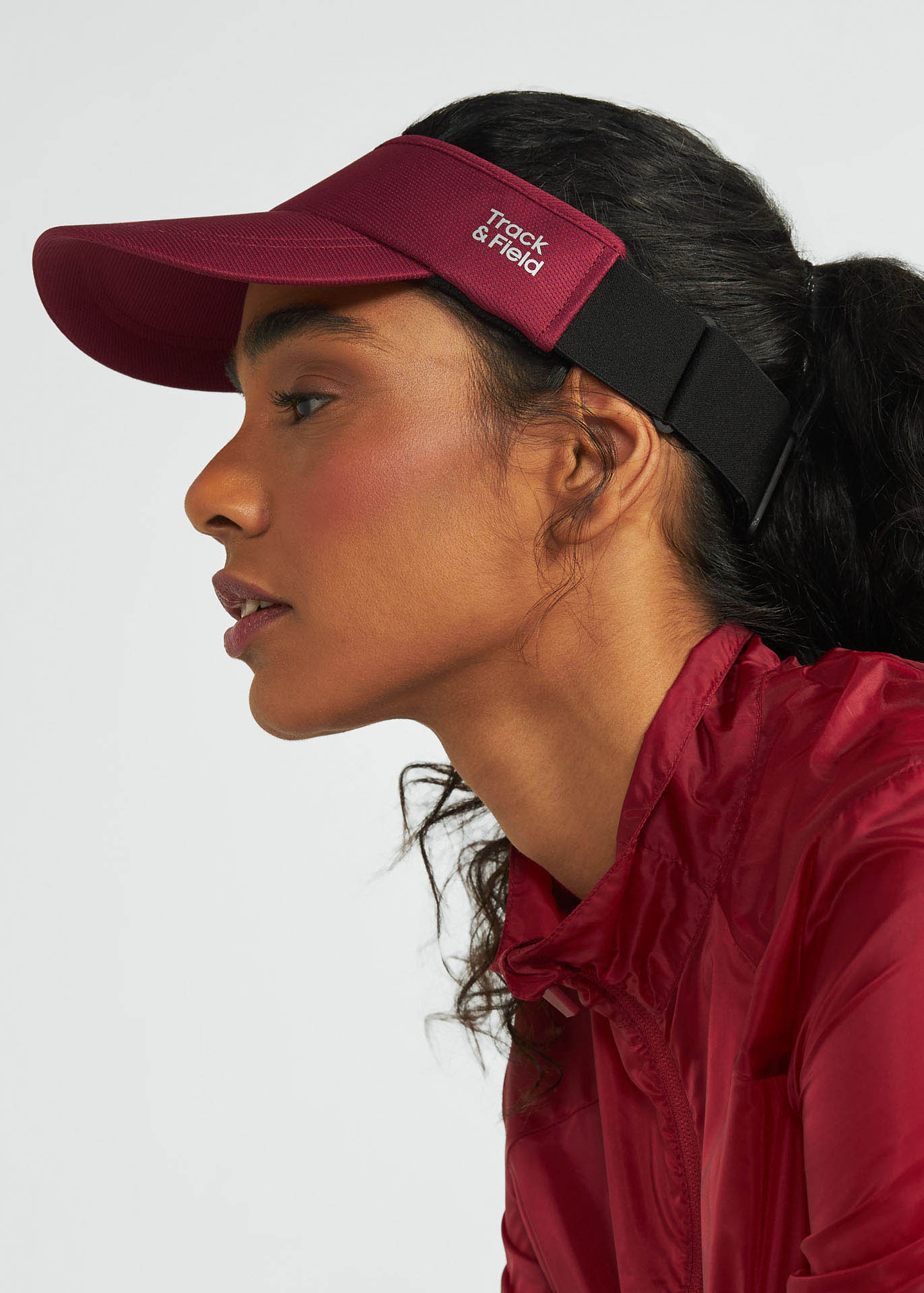 Visera de malla ajustable.
