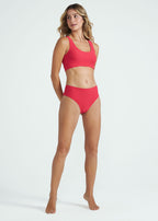 Un classique un jour, un classique toujours ! Le bas de bikini taille haute est un modèle polyvalent et très confortable à porter. Caractéristiques :
 Bas de bikini taille haute
 Emmanchures accentuées en tissu côtelé