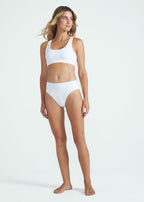 Un classique un jour, un classique toujours ! Le bas de bikini taille haute est un modèle polyvalent et très agréable à porter.  Caractéristiques :
Bas de bikini taille haute;
Emmanchures accentuées en tissu côtelé.
