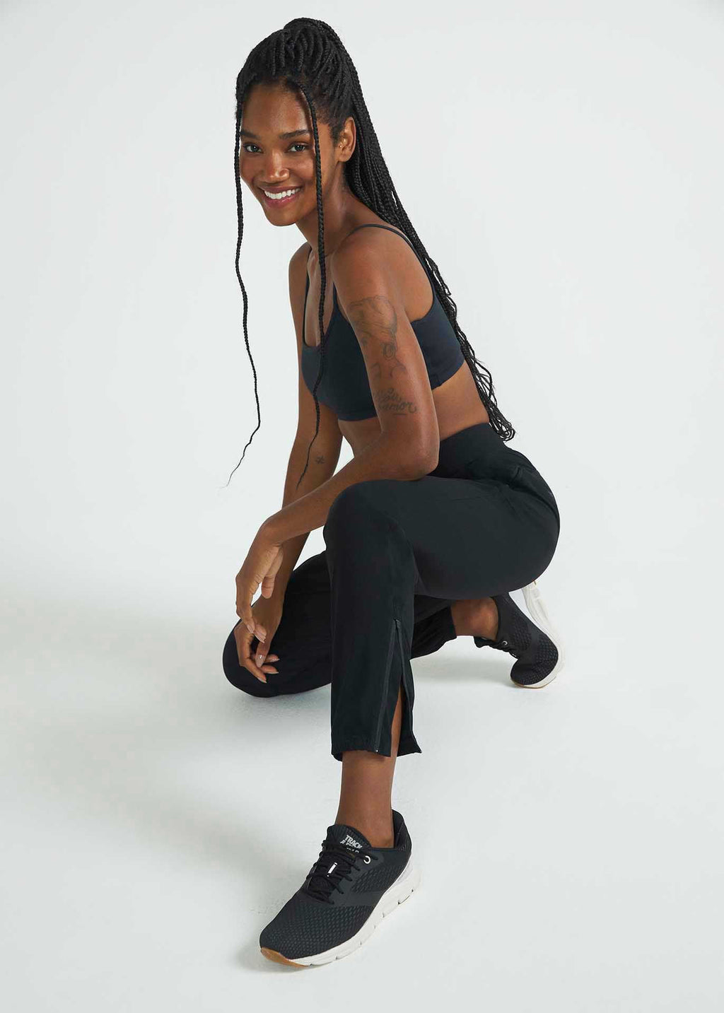 À propos : Pantalon en tissu plat avec élasthanne, taille avec élastique intégré, cordon de serrage interne, poches latérales, empiècement dos et logo ton sur ton sous l'empiècement.  Caractéristiques : 
 
 
  Élastique
  Fermeture zippée à l'ourlet