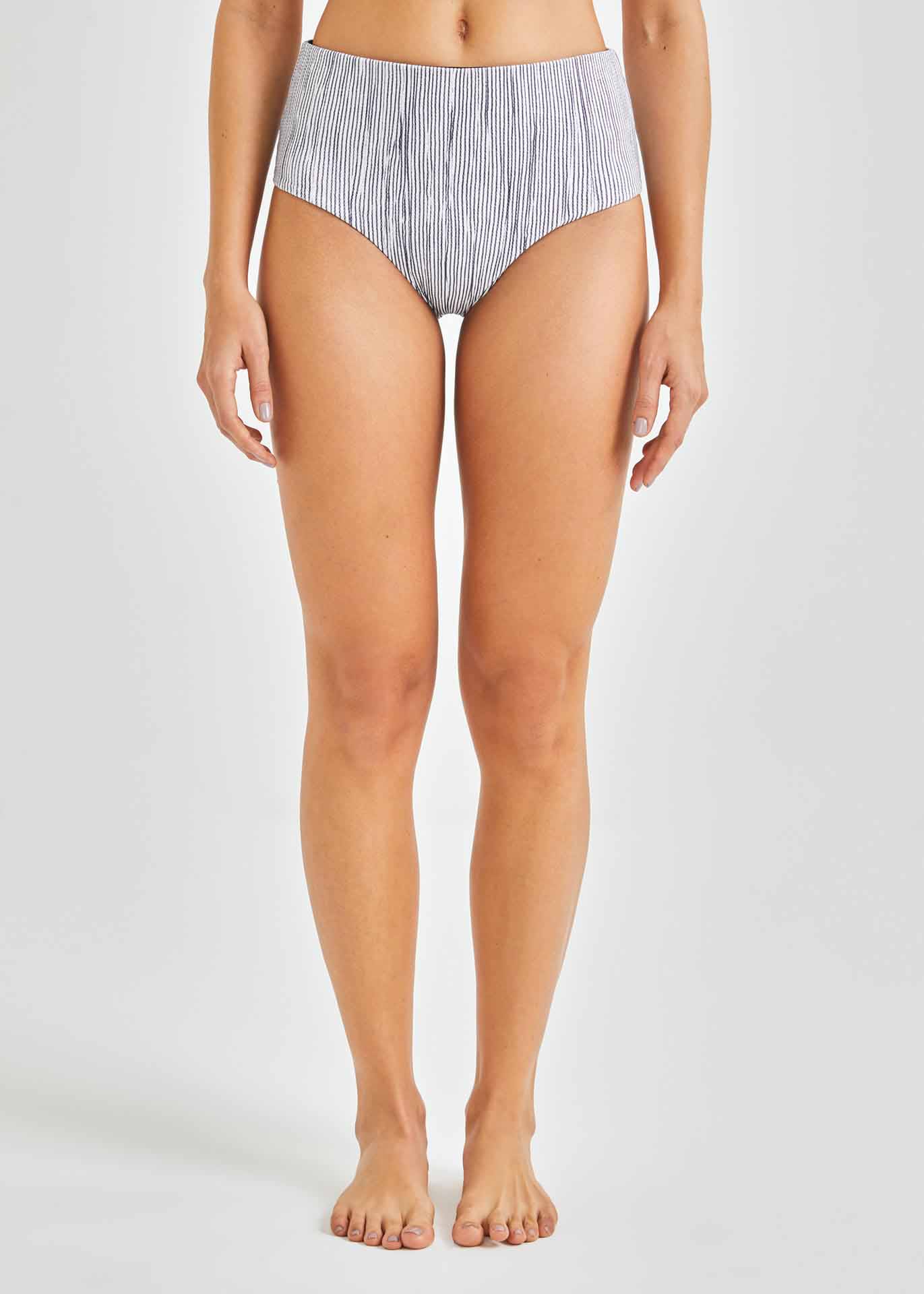 Parfait pout l'été ! Ce bas de de bikini Jupe Double Face Navy est parfait pour celles qui recherchent un modèle plus petit avec imprimés double face. Accédez pour le découvrir sur Track&Field !
