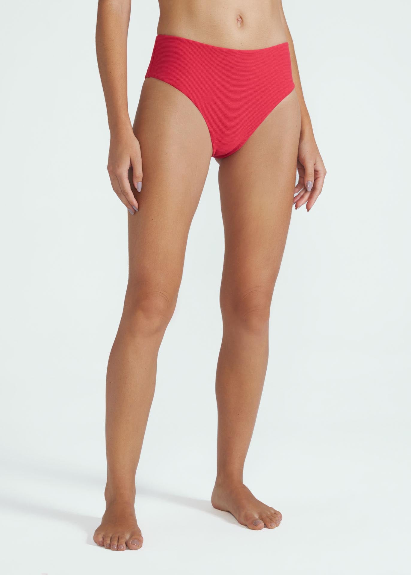 Un classique un jour, un classique toujours ! Le bas de bikini taille haute est un modèle polyvalent et très confortable à porter. Caractéristiques :
 Bas de bikini taille haute
 Emmanchures accentuées en tissu côtelé