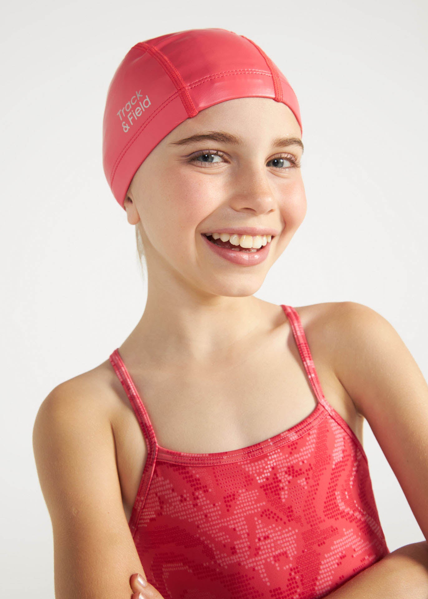 Bonnet en tissu polyamide et élasthanne, confortable et facile à utiliser. Il a une finition en résine, ce qui rend difficile la sortie des mèches de cheveux et protège les cheveux. Coupe pour enfants.