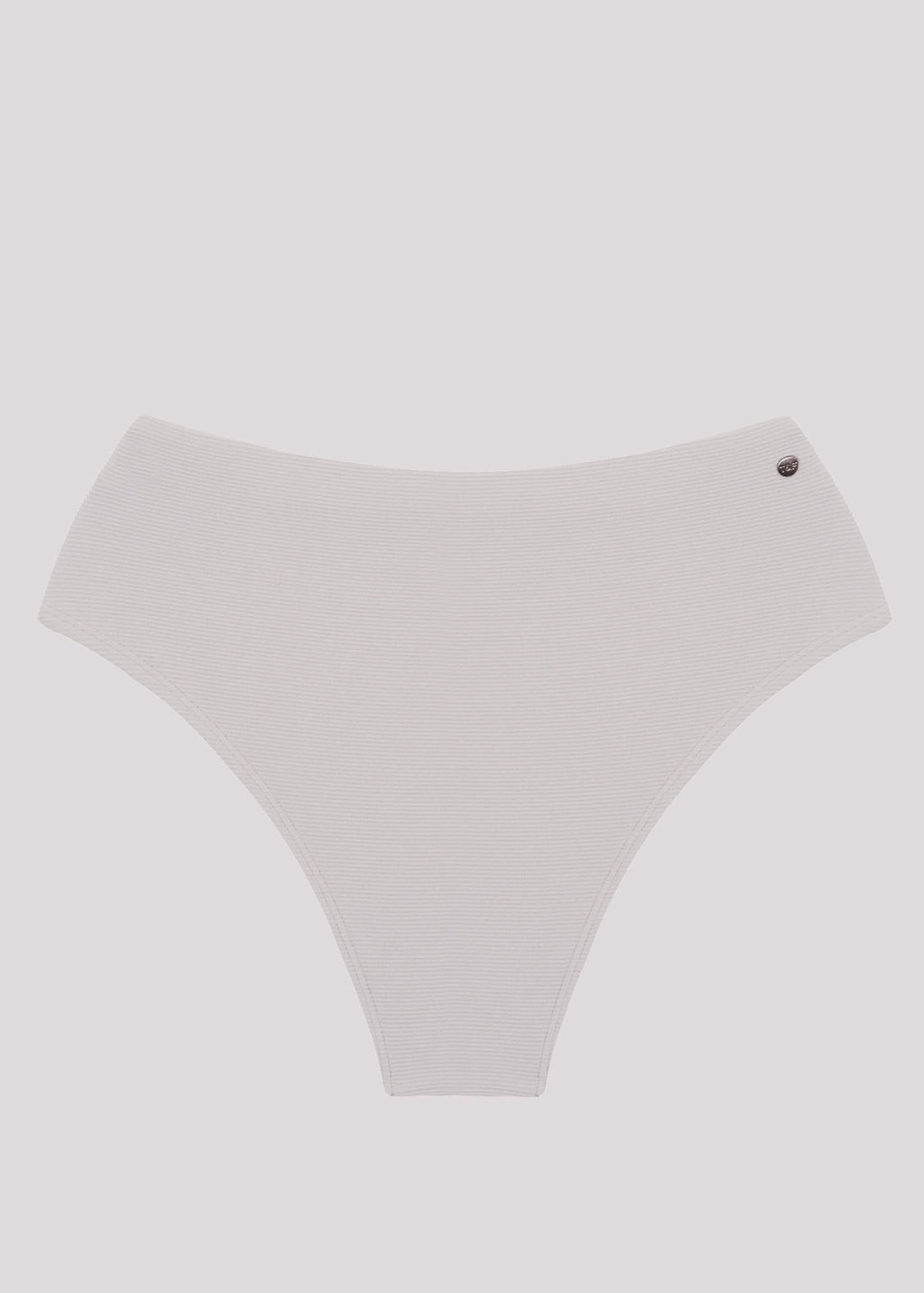 Un classique un jour, un classique toujours ! Le bas de bikini taille haute est un modèle polyvalent et très agréable à porter.  Caractéristiques :
Bas de bikini taille haute;
Emmanchures accentuées en tissu côtelé.
