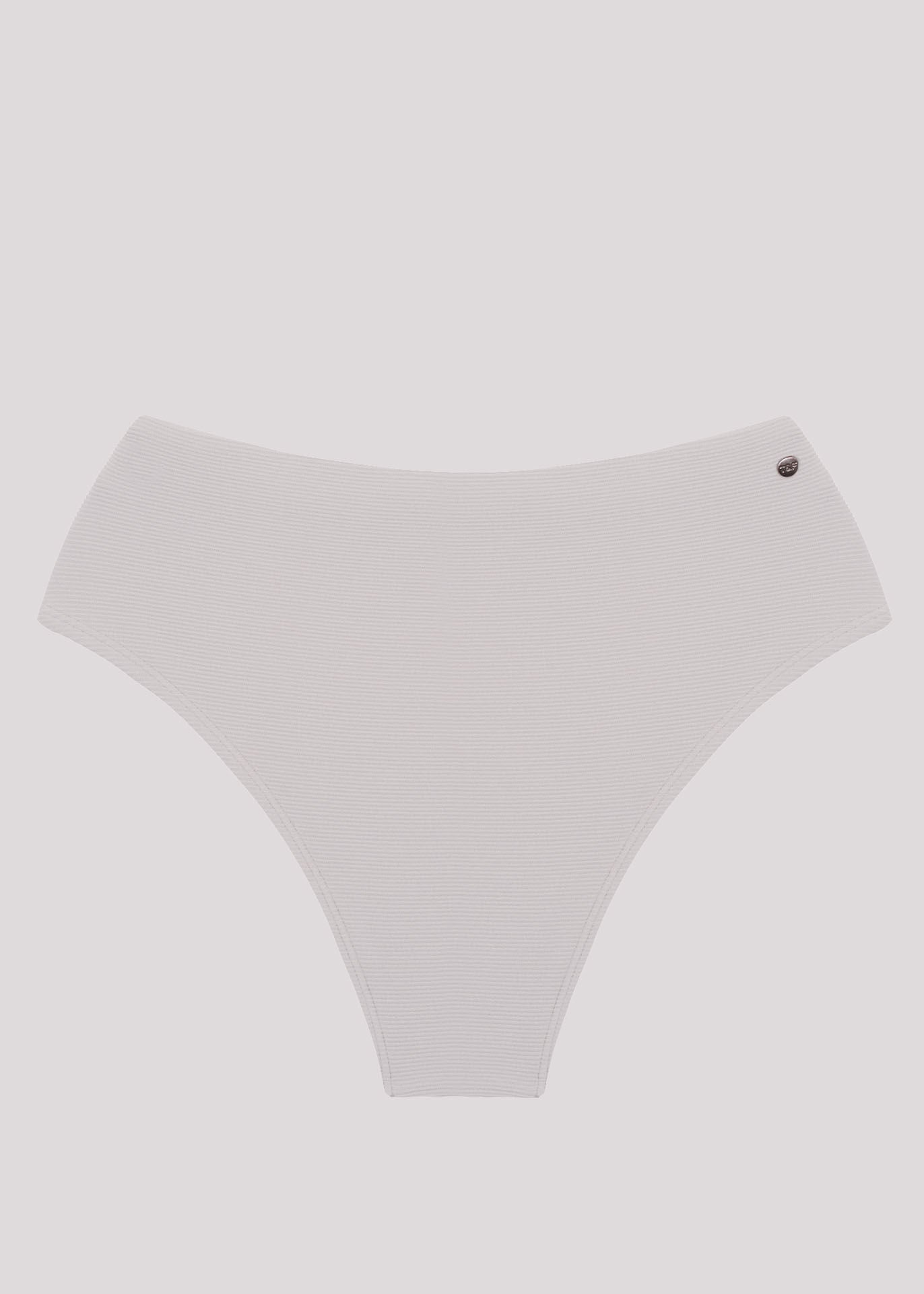 Un classique un jour, un classique toujours ! Le bas de bikini taille haute est un modèle polyvalent et très agréable à porter.  Caractéristiques :
Bas de bikini taille haute;
Emmanchures accentuées en tissu côtelé.
