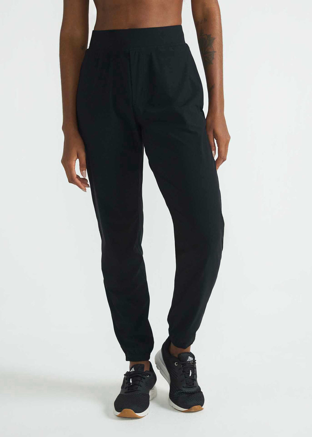 À propos : Pantalon en tissu plat avec élasthanne, taille avec élastique intégré, cordon de serrage interne, poches latérales, empiècement dos et logo ton sur ton sous l'empiècement.  Caractéristiques : 
 
 
  Élastique
  Fermeture zippée à l'ourlet