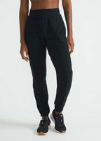 À propos : Pantalon en tissu plat avec élasthanne, taille avec élastique intégré, cordon de serrage interne, poches latérales, empiècement dos et logo ton sur ton sous l'empiècement.  Caractéristiques : 
 
 
  Élastique
  Fermeture zippée à l'ourlet