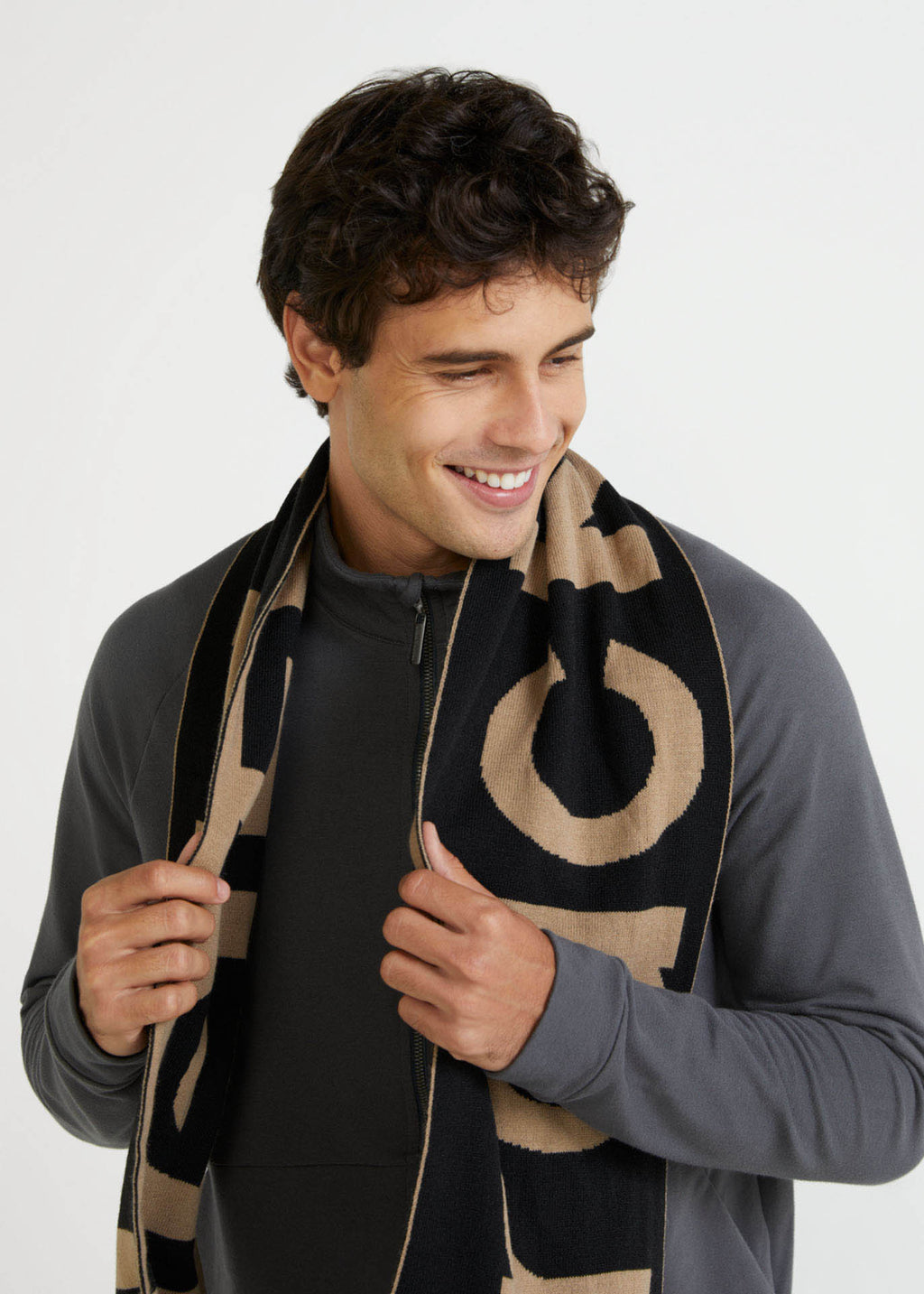 Bufanda con logo en jacquard