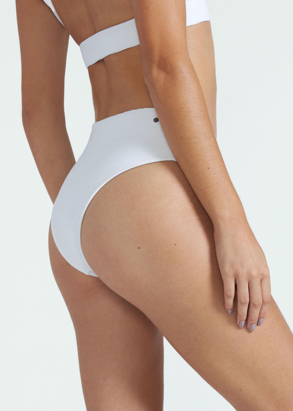 Un classique un jour, un classique toujours ! Le bas de bikini taille haute est un modèle polyvalent et très agréable à porter.  Caractéristiques :
Bas de bikini taille haute;
Emmanchures accentuées en tissu côtelé.

