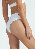 Un classique un jour, un classique toujours ! Le bas de bikini taille haute est un modèle polyvalent et très agréable à porter.  Caractéristiques :
Bas de bikini taille haute;
Emmanchures accentuées en tissu côtelé.
