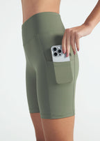 Damenshorts mit schmalen Taschen