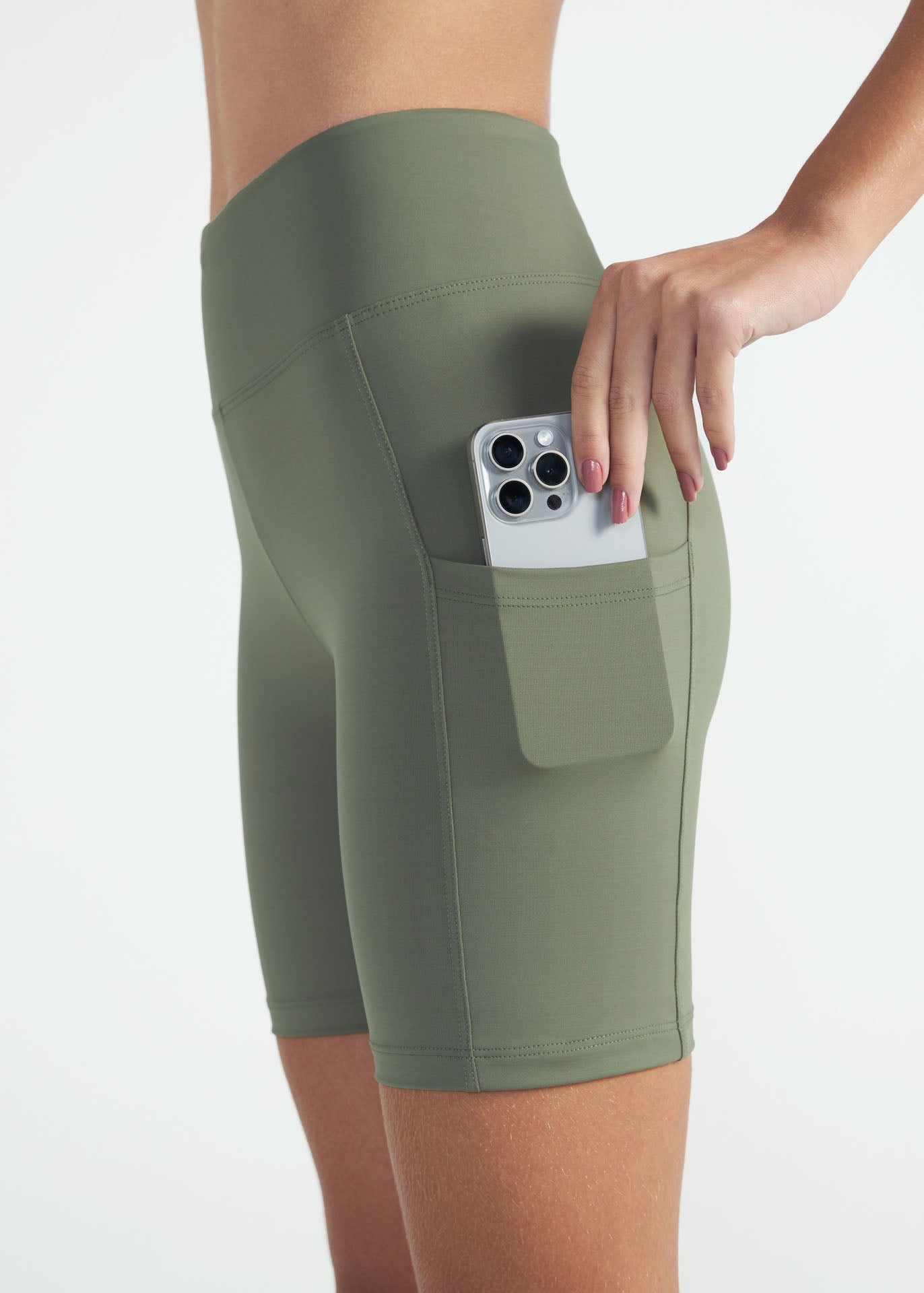 Damenshorts mit schmalen Taschen