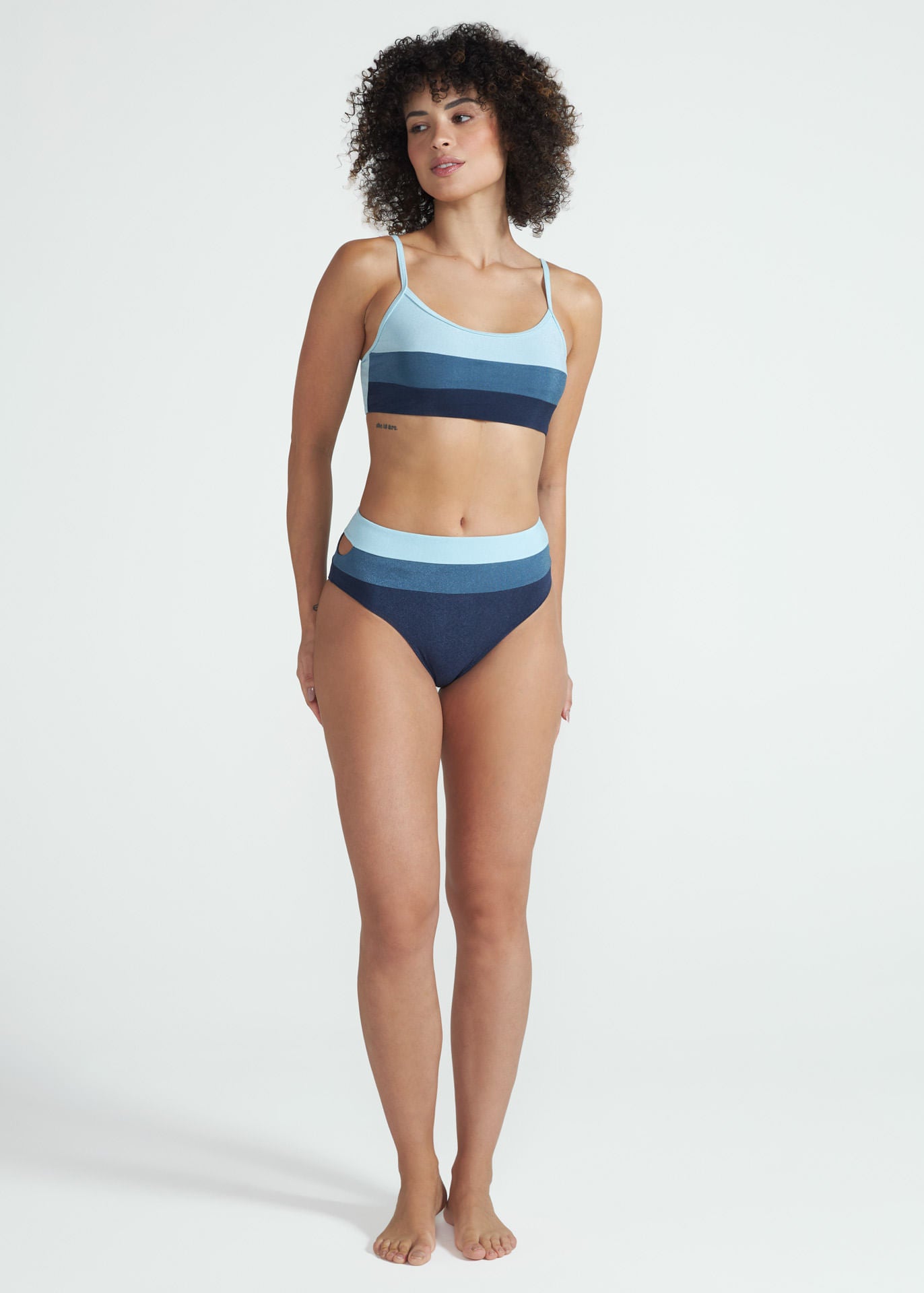 Découpes de sous-vêtements de bikini ouverts