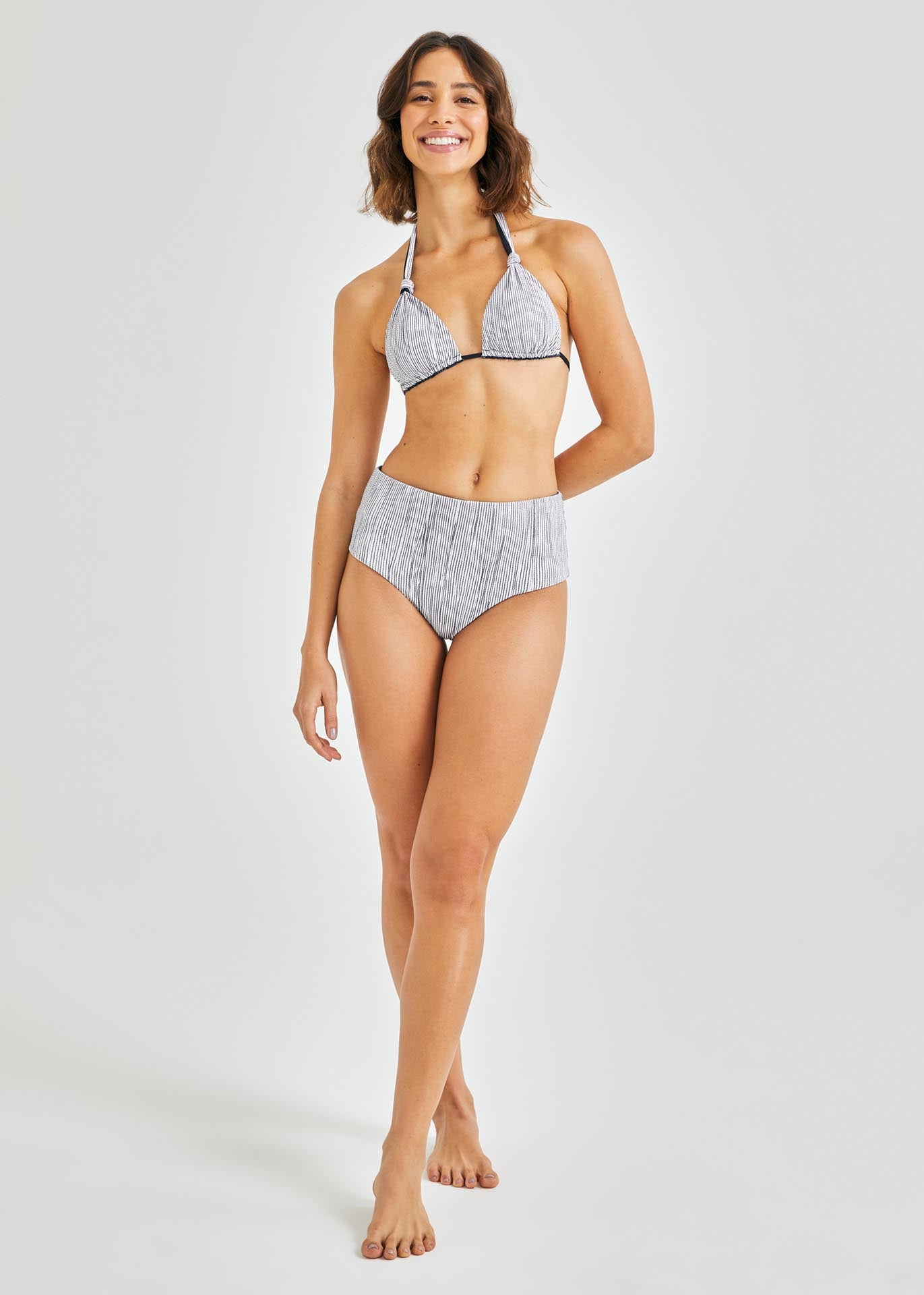 Parfait pout l'été ! Ce bas de de bikini Jupe Double Face Navy est parfait pour celles qui recherchent un modèle plus petit avec imprimés double face. Accédez pour le découvrir sur Track&Field !