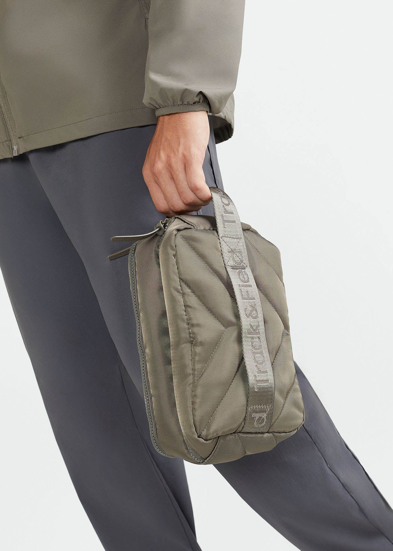 Matelassê toiletry bag